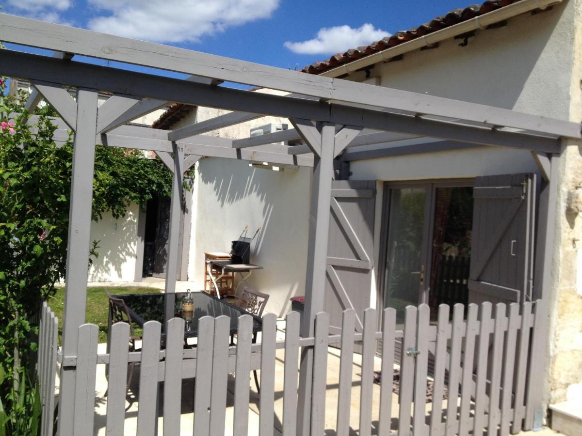 Studio Avec Piscine Privee Jardin Clos Et Wifi A Saint Jean D'Angely Екстериор снимка